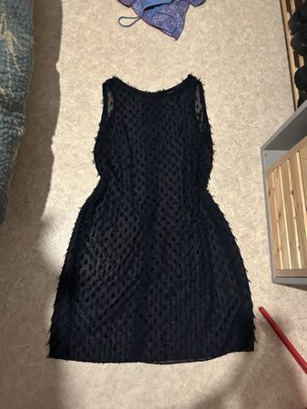Robe noire élégante, idéale pour les soirées d'été!