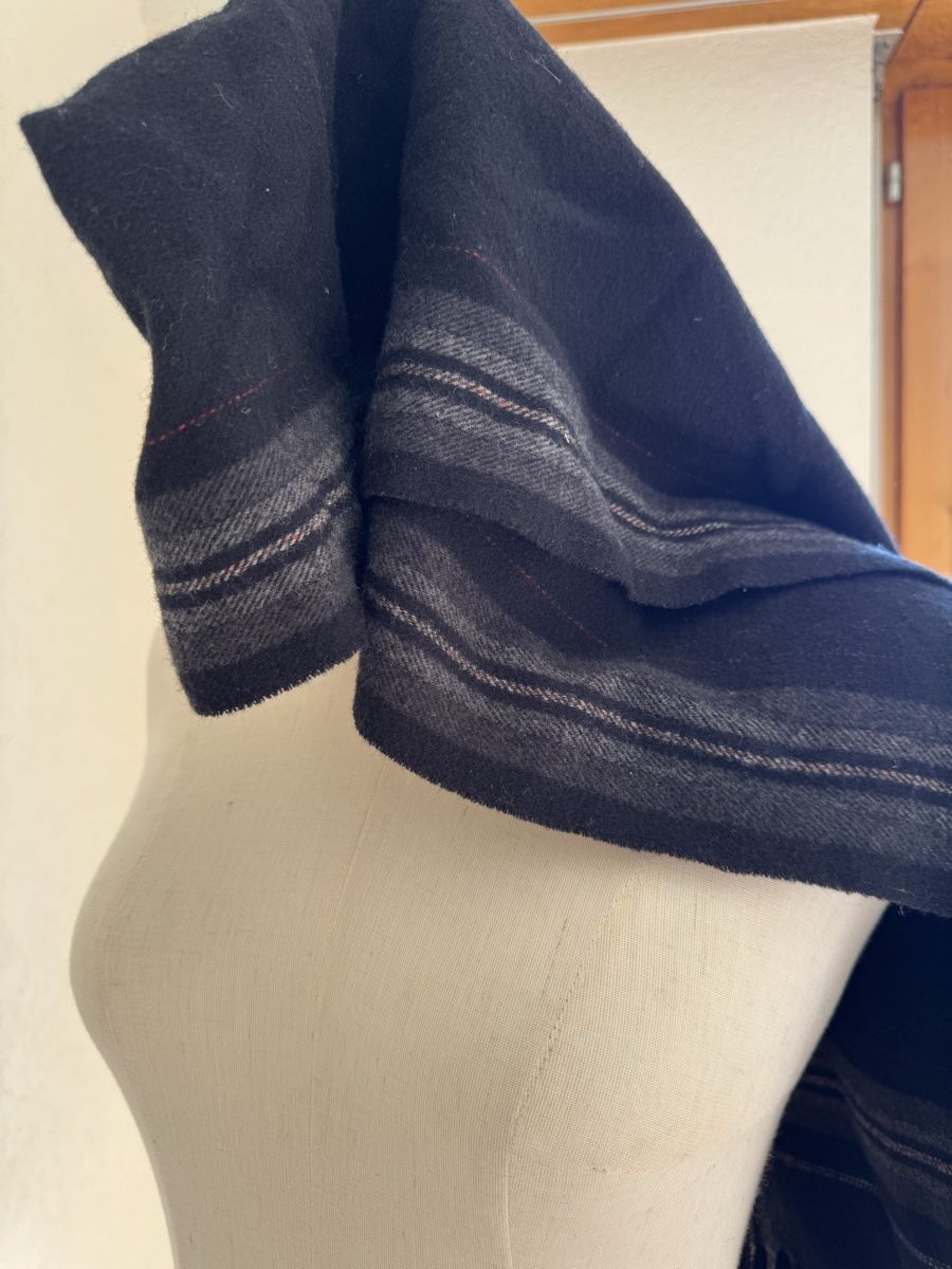 Foulard & Sciarpe: 100 wool Unisex Scarf in Black Grey Pattern  – Nuovo (secondo la descrizione) da Veyras venduto da ValClasse 2