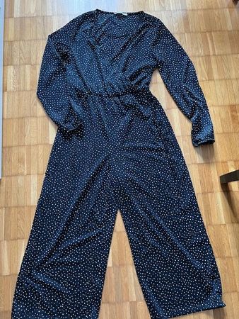Schicker Jumpsuit mit Pünktchenmuster, Grösse 38 – Top!