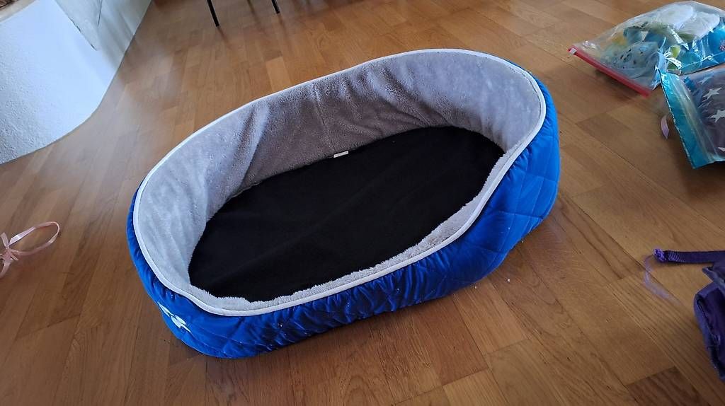 Liege- & Schlafplätze: Hundebett – Gebraucht aus Küsnacht ZH von Mappel