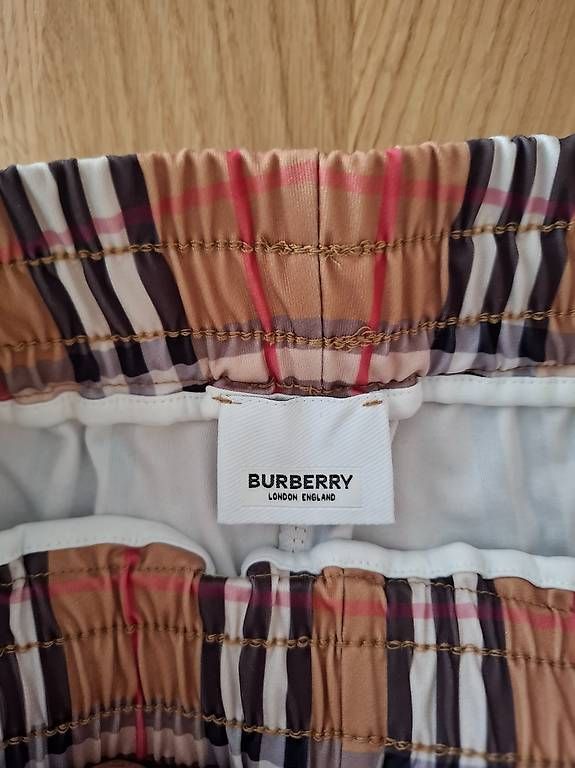 Pantaloni: Kurze Shorts  – Usato da Niederuzwil venduto da Liberatopixel 2