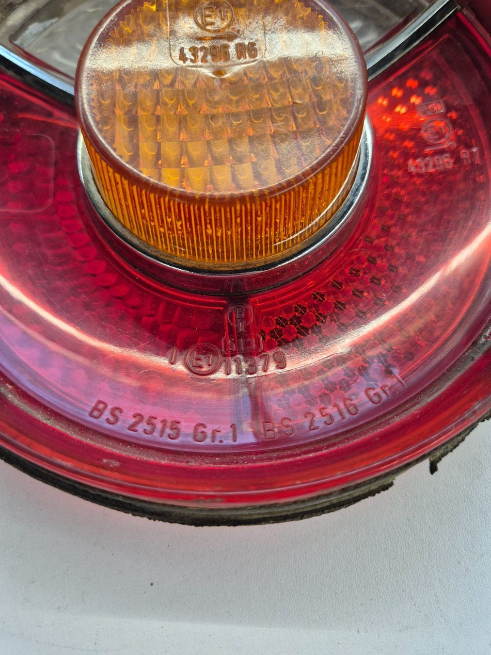 BMW Tutti pezzi di ricambio auto: 1x BMW 2002 Rücklicht rechts – Usato da Bremgarten AG venduto da Osella5 1