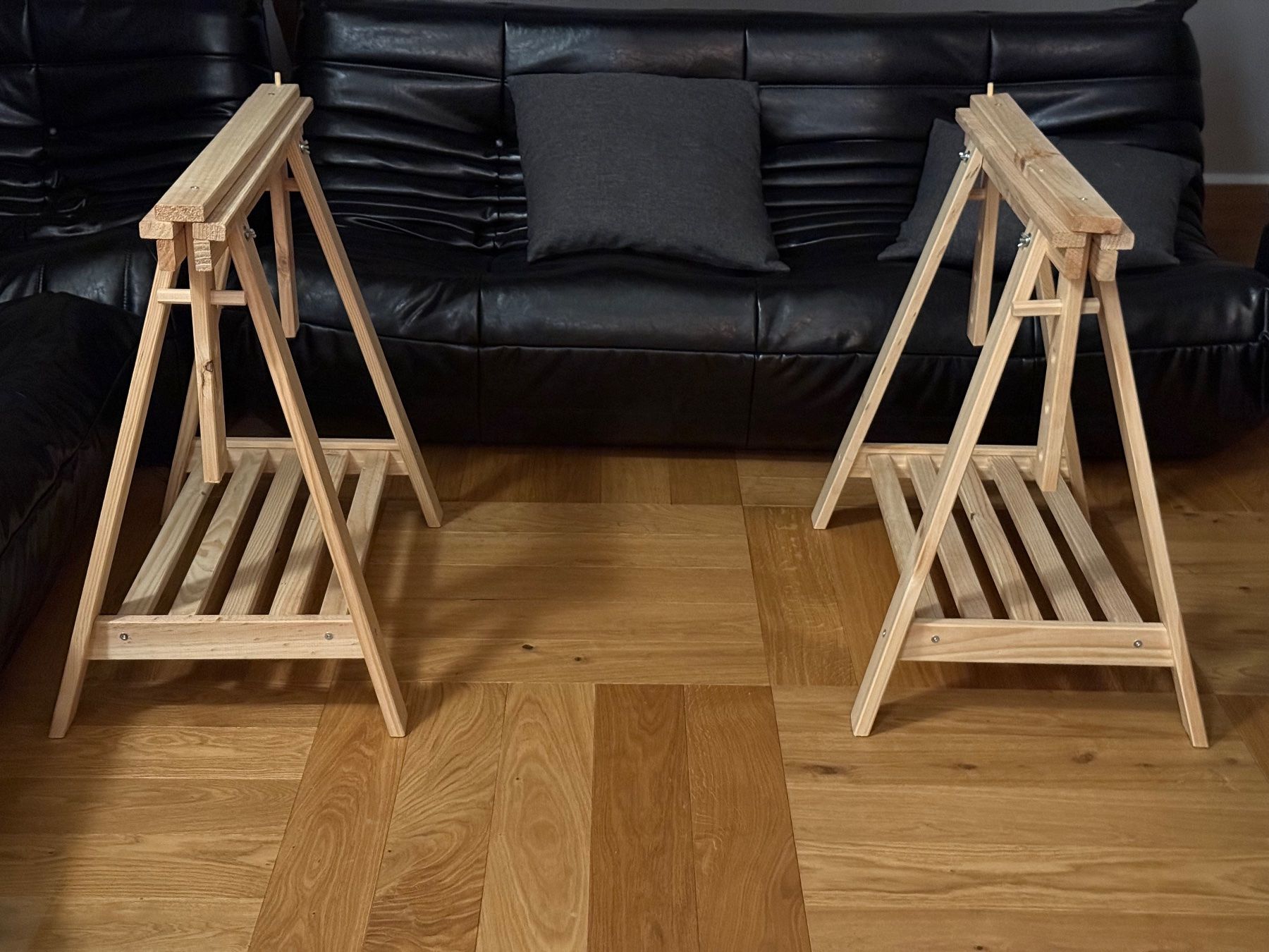 Schreibtische: Schreibtisch Bockgestelle aus Holz mit Ablage – Neu (gemäss Beschreibung) aus Zürich von josiep