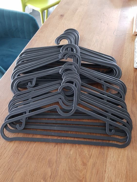 Kleiderbügel Kunststoff Ikea schwarz (Gebraucht) in Fislisbach für CHF 5 – mit Lieferung auf Ricardo kaufen