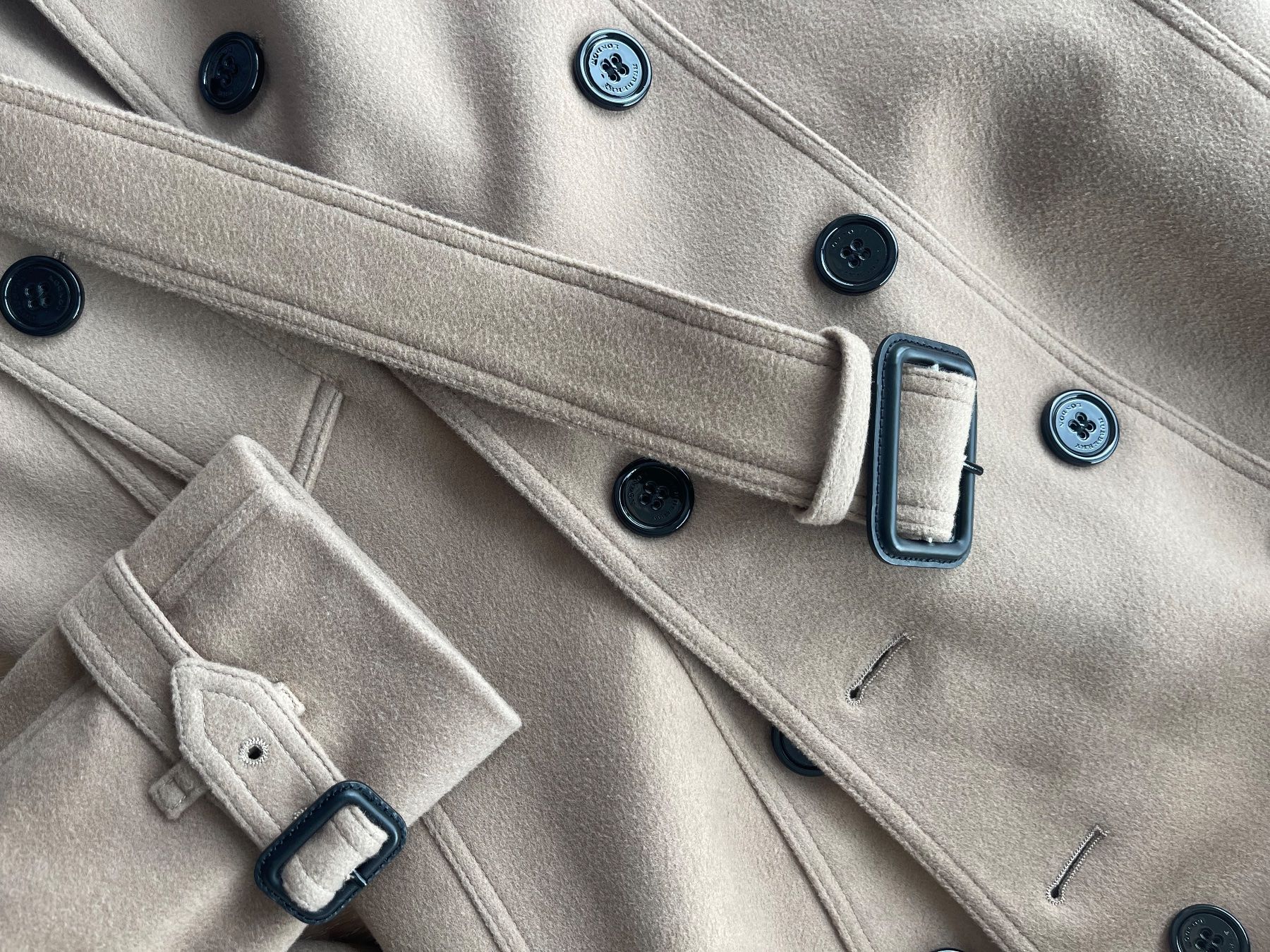 Burberry Cappotti: Burberry Damen Trenchcoat 36 Neu – Nuovo (secondo la descrizione) da Küssnacht am Rigi venduto da TheMarket55 5