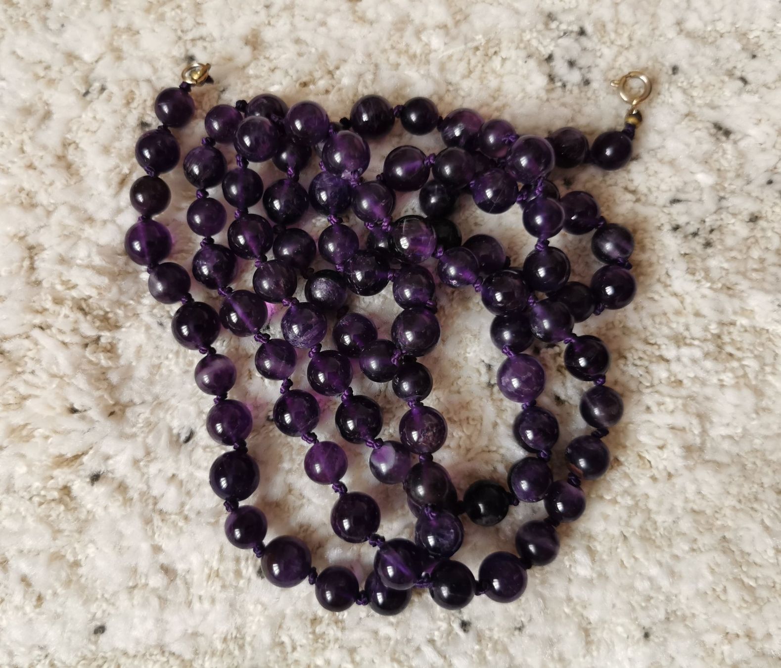 Catenine: Lange Halskette mit dunklen Amethyst-Perlen – Usato da Birsfelden venduto da dsc_f8gx 3