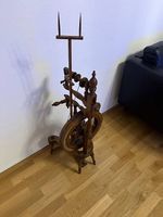 Antikes Spinnrad aus Holz von 1921 Dekorationsstück
