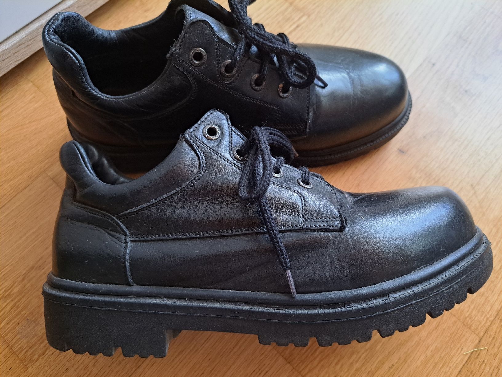 Herrenschuhe: Schuhe Gr43 – Gebraucht aus Morens FR von Kiscica