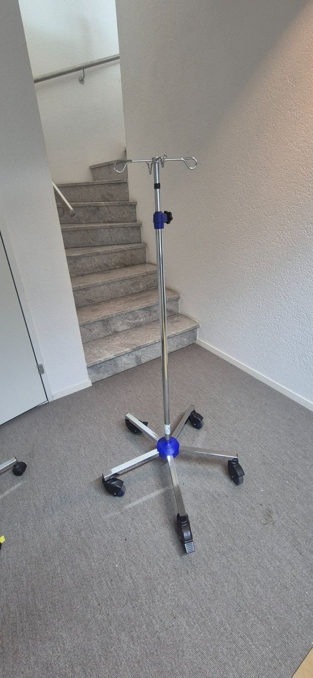 Appareils médicaux: Infusionsständer medizinisches Gerät – D'occasion à Huttwil par Hpb7