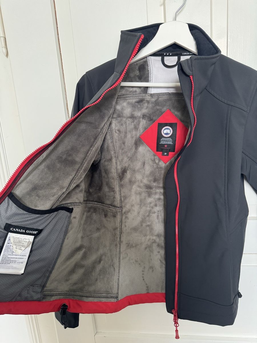 Canada Goose Giacche: NEU Canada Goose Softshell Jacke Gr. S schwarz rot – Nuovo (secondo la descrizione) da Zug venduto da Penthesileia 1