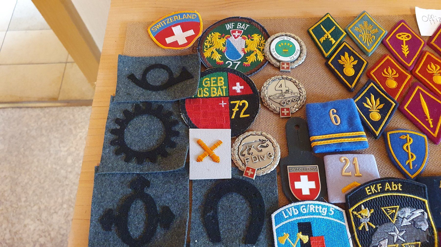 Armée suisse Uniformes: Diverse Abzeichen der Schweizer Armee – D'occasion à Richigen par Auerhahn11 1