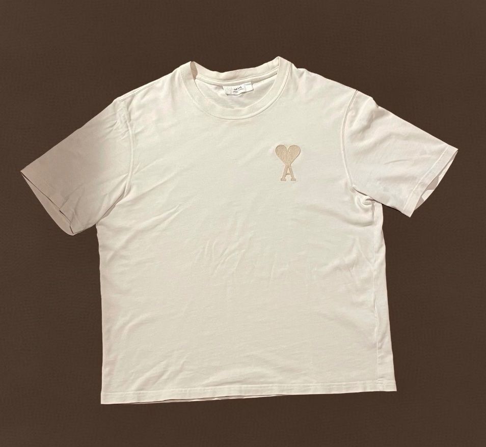 T-Shirts: AMI Paris T-Shirt – Neu (gemäss Beschreibung) aus Zug von saskia-chiara