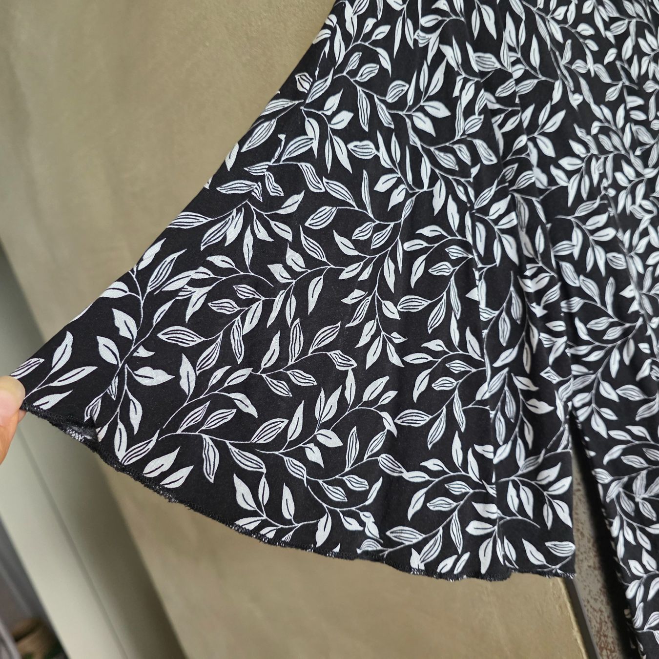 Camicette: 🐸 BLUSE S / M SCHWARZ WEISS BLÄTTERMUSTER – Usato da Môtier (Vully) venduto da Frogs 4