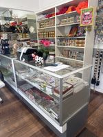 Vitrine mit Schiebetür und Regalen