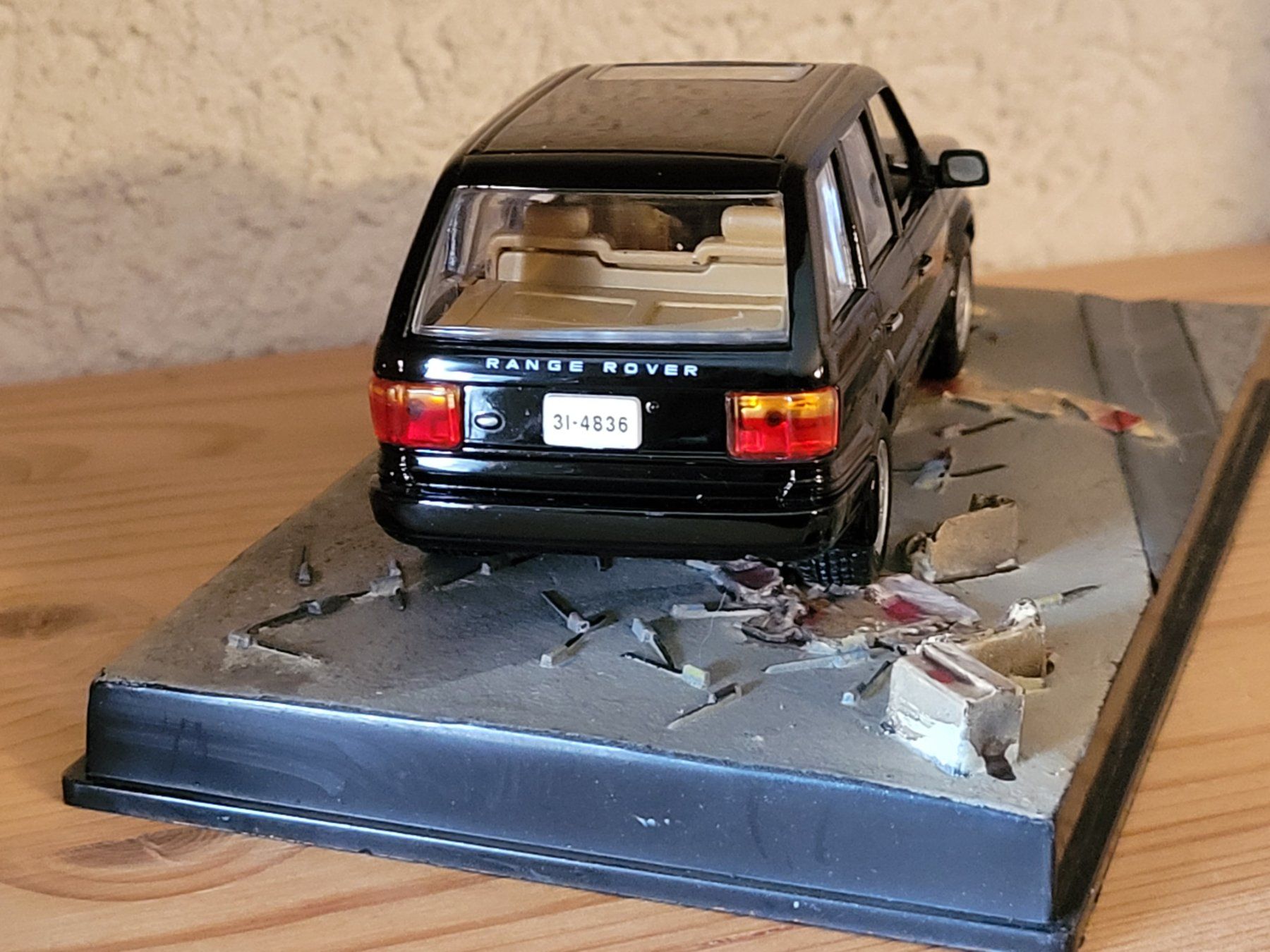 Land Rover Modellini d'auto: Auto 1:43 - Range Rover - Diorama James Bond 007 – Nuovo (secondo la descrizione) da Payerne venduto da tintin08 4