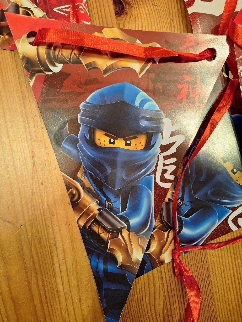 Tutte le decorazioni: Wimpelkette Ninjago – Usato da Aesch BL venduto da ChezToKa 1
