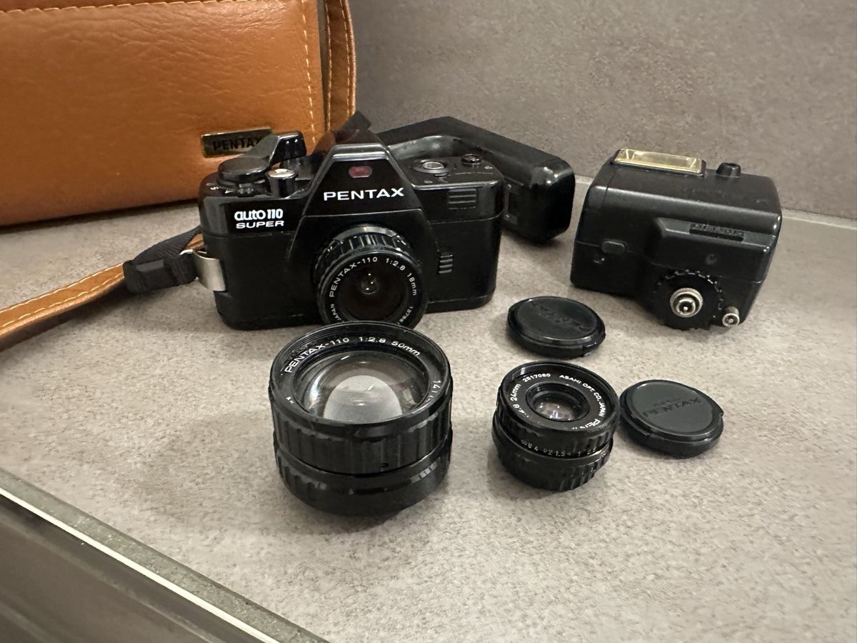 Pentax Fotocamera: Pentax Auto 110 Super Kamera Set mit 3 Linsen und Blitz! – Usato da Ebikon venduto da Gaenggeliwaar 1