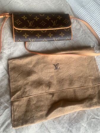 Louis Vuitton pochette NEUVE et authentique