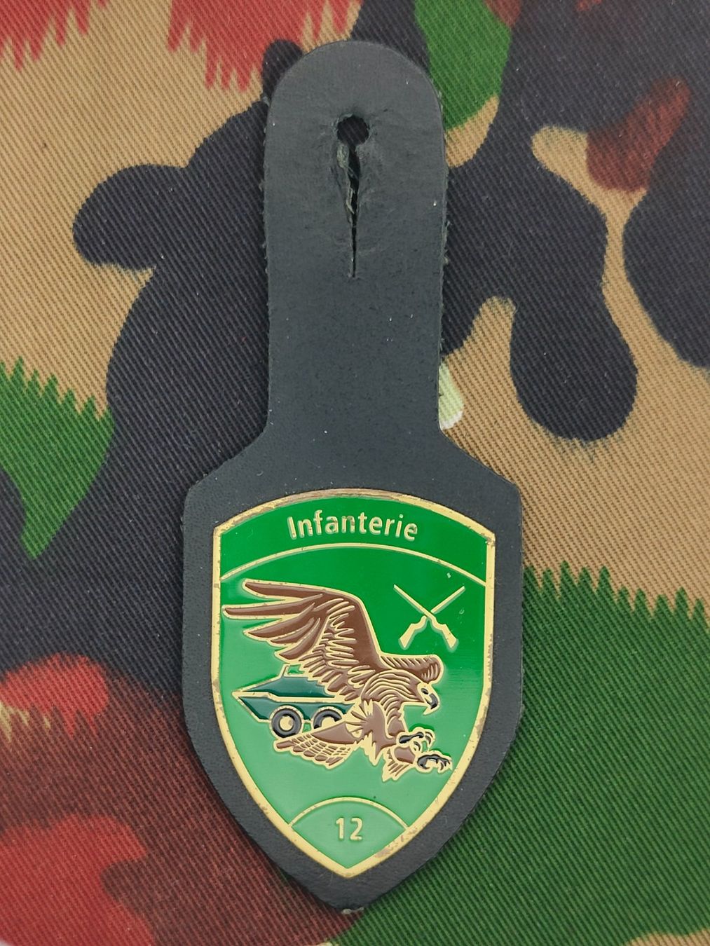 Schweizer Armee Placchette & Badge: Brusttaschenanhänger Infanterieschule 12 – Usato da Bauma venduto da SwissMilitaria