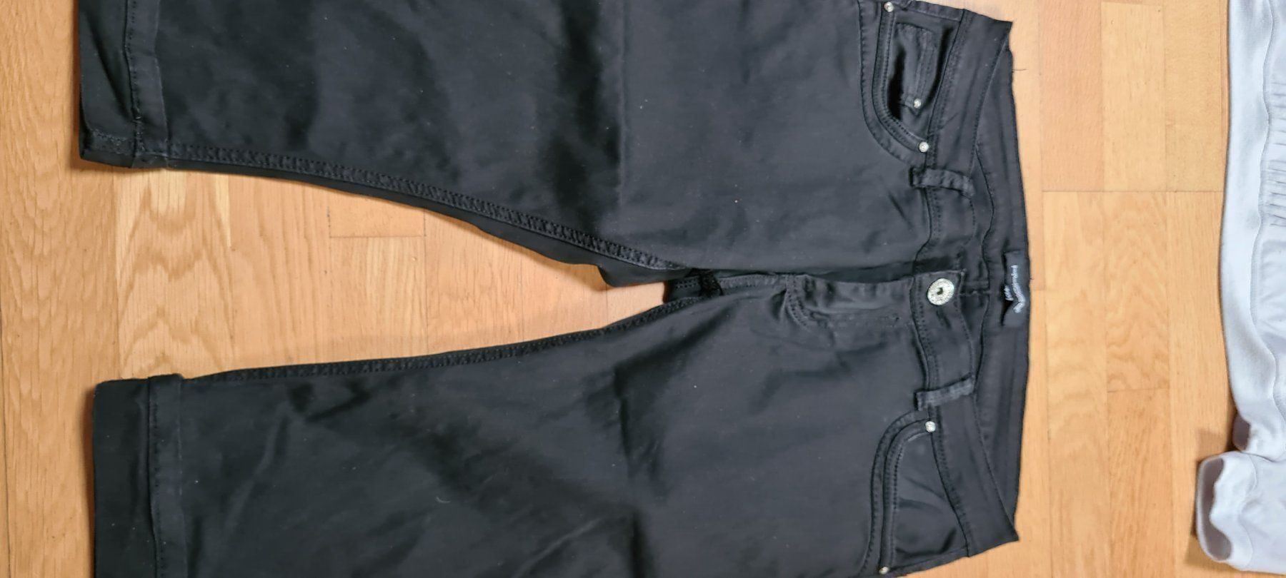 Lotti di vestiti: Super Set Hose mit bluse+ 1 Teil gratis – Usato da Ferden venduto da jemyce 6