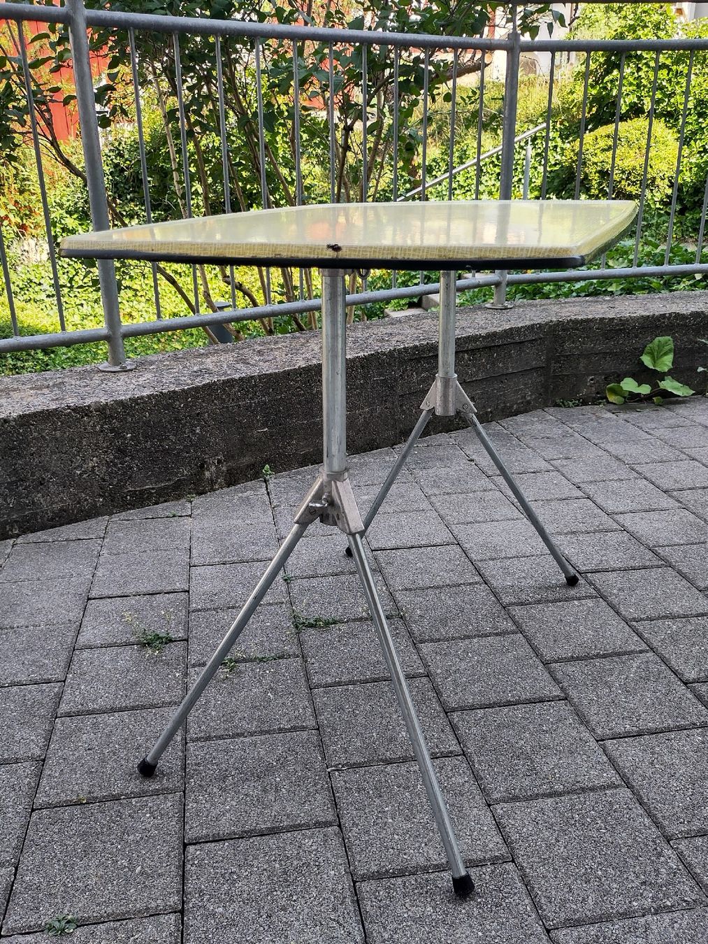 Set de table et chaises: Balkontisch und Stühle  – D'occasion à Zürich par jan_nw6w 4