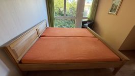 Doppelbett Holz massiv mit Lattenrost guter Zustand