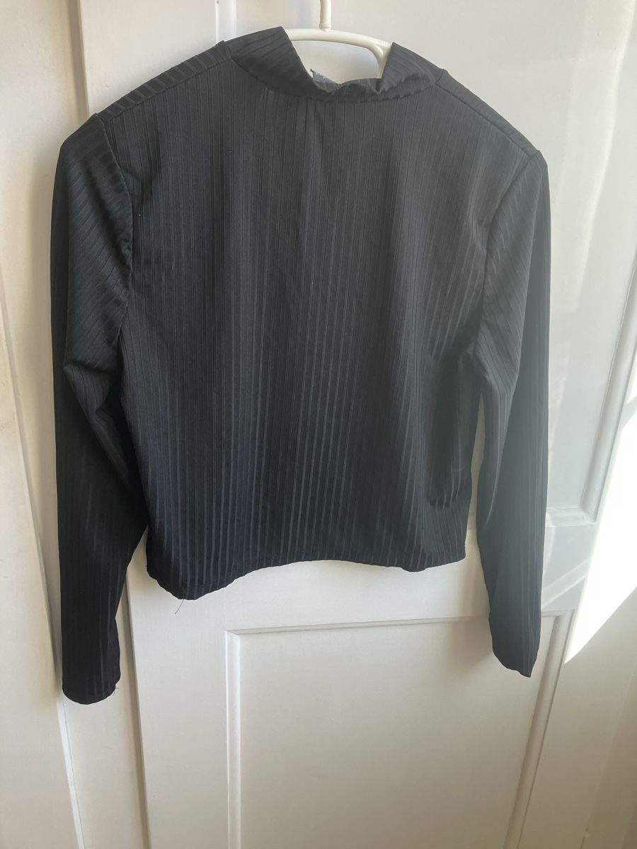 Top: Pull de sport taille M - court – Usato da St-Aubin-Sauges venduto da Sonia-Ka 3