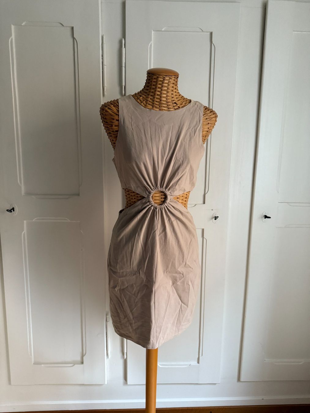 Zara Kleider: ZARA - Kleid beige mit Cut Outs M – Gebraucht aus Zürich von Diazaio