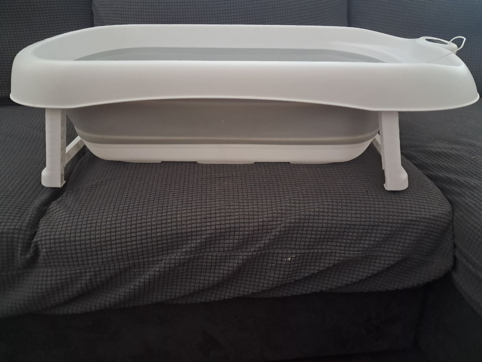 Baignoires: baignoire bébé + coussin – D'occasion à Neuchâtel par ffj_fg7j