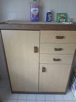 Kommode mit Tablaren und Schubladen