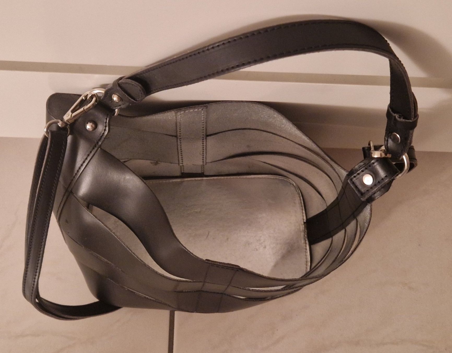 Sacs femmes: Beuteltasche Schwarz mit Silbernem Innenfutter – D'occasion à Itingen par Claudia.E 4