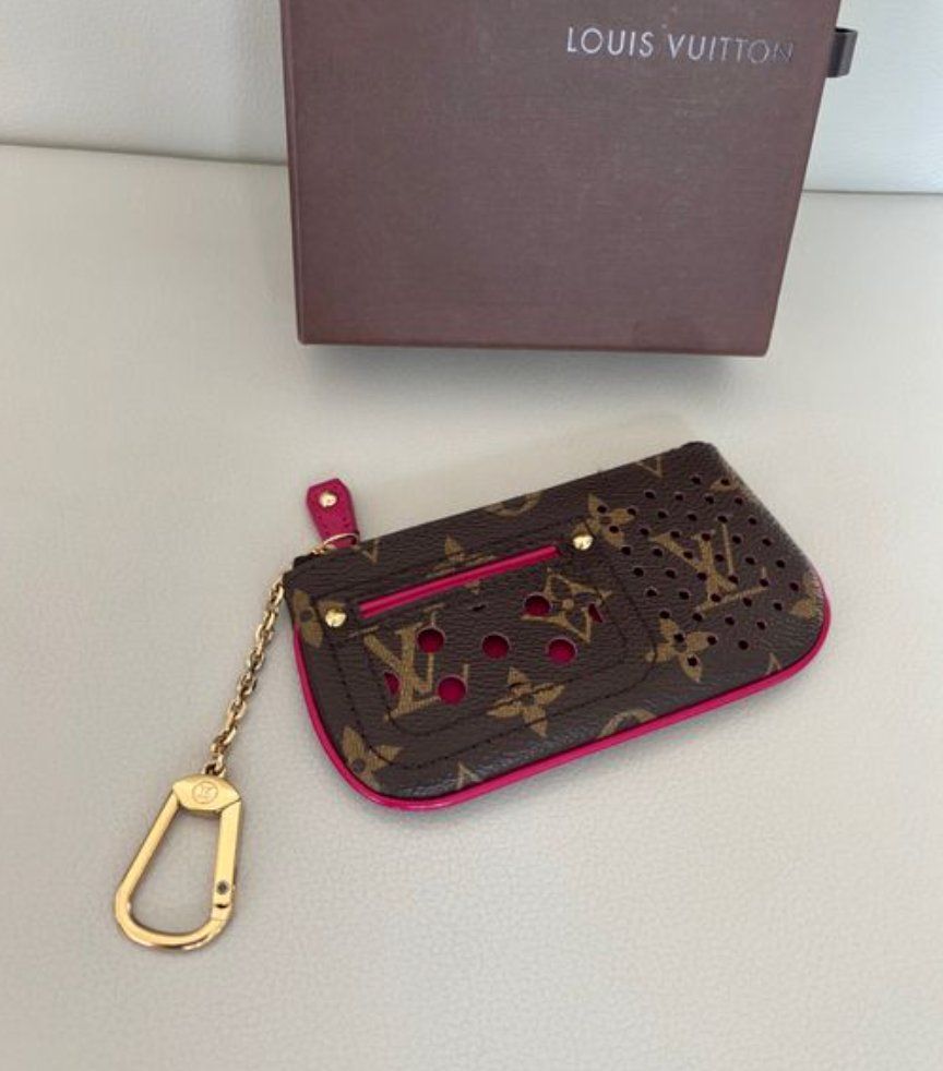 Louis Vuitton Taschen für Damen: Louis Vuitton Schlüsseletui Perforated – Gebraucht aus Steinhausen von Luxury_Limited 5