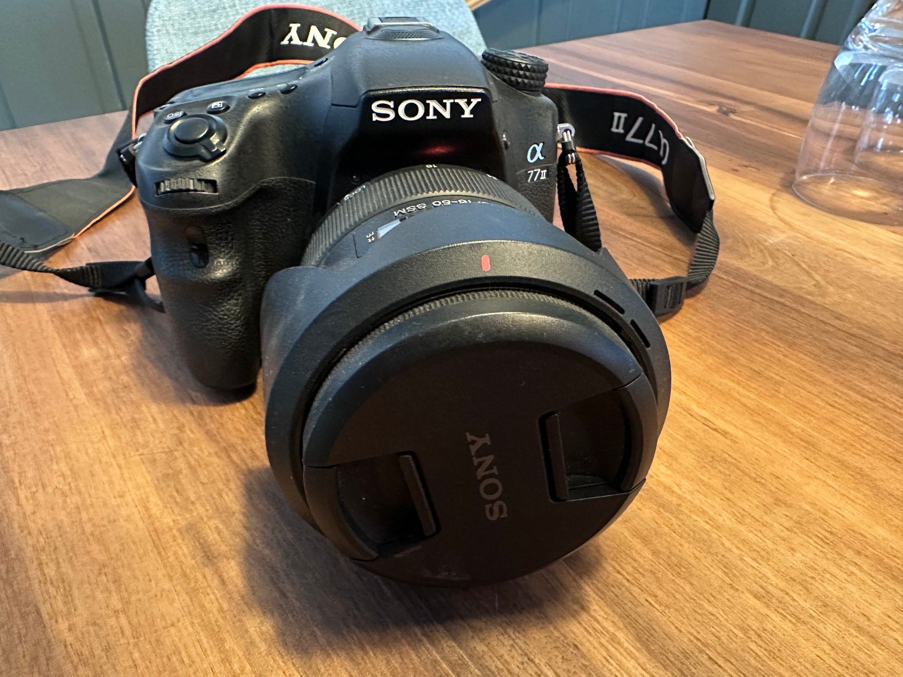 Sony Fotocamera: Sony Alpha 77 II mit 2 Wechselobjektiven – Usato da Eglisau venduto da sar_zt9w