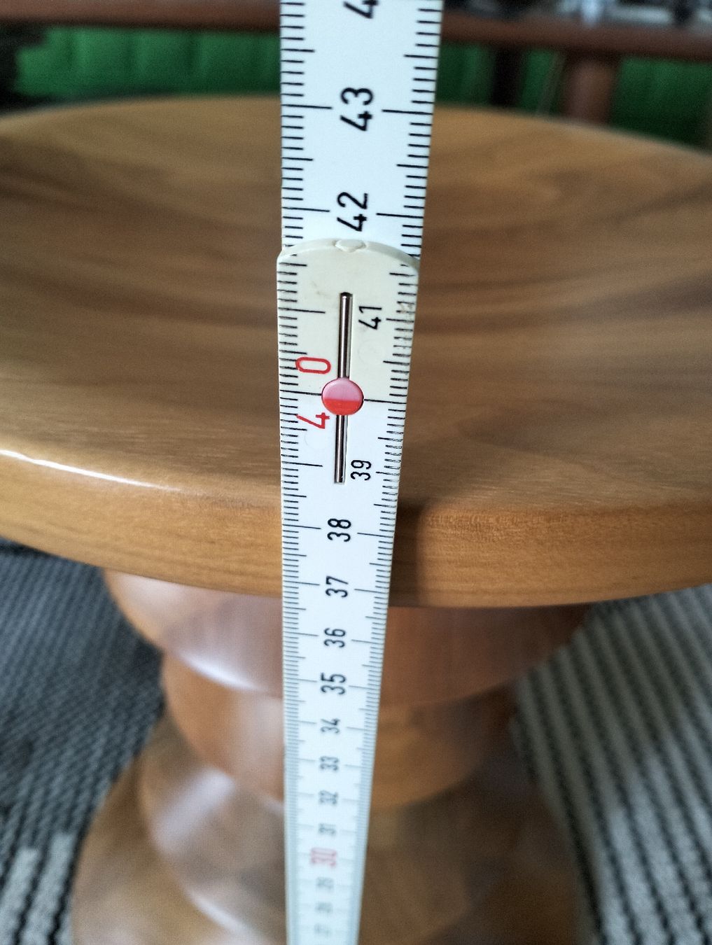 Vitra Sgabelli: Original Vitra Eames Stool  Nussbaumholz Hocker – Usato da Wil SG venduto da die-wohnung 6