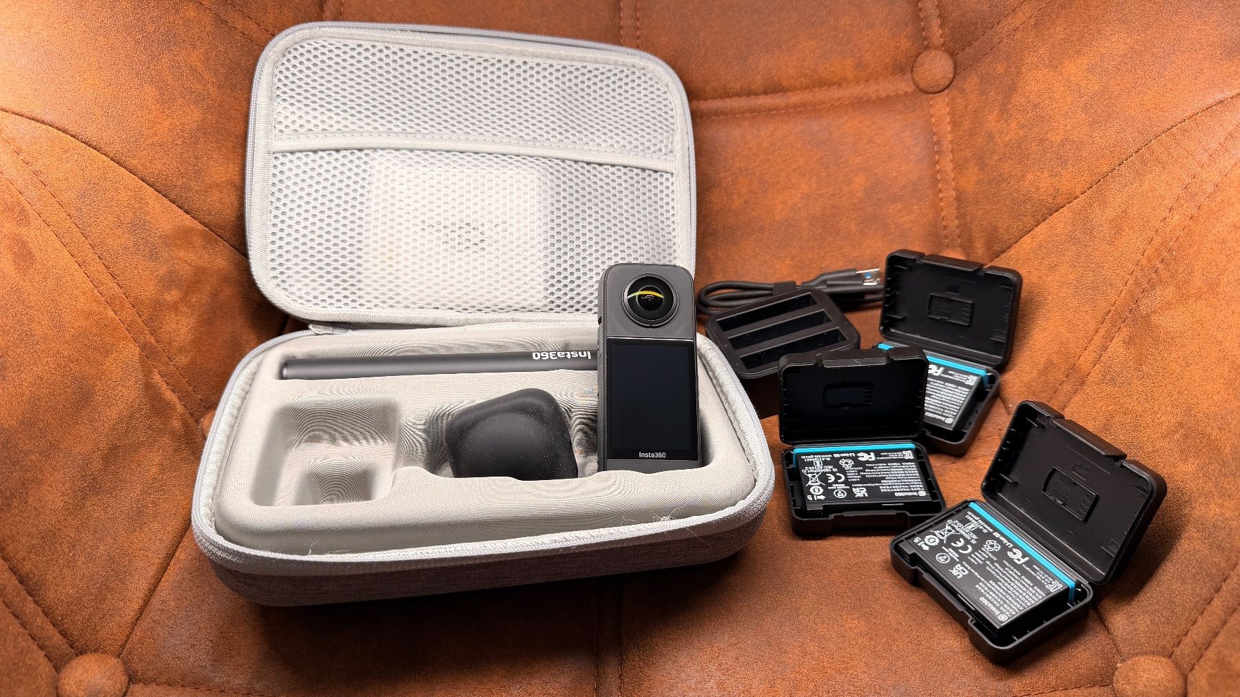 Insta360 Action Cam: Insta360 X3 Advanced Combo + 3 Akkus mit Ladegerät – Gebraucht aus Bertschikon (Gossau ZH) von swiss-bird