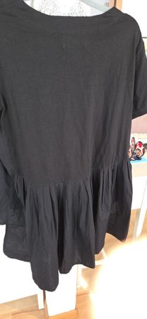 Schickes, schwarzes T-Shirt von Adeptt