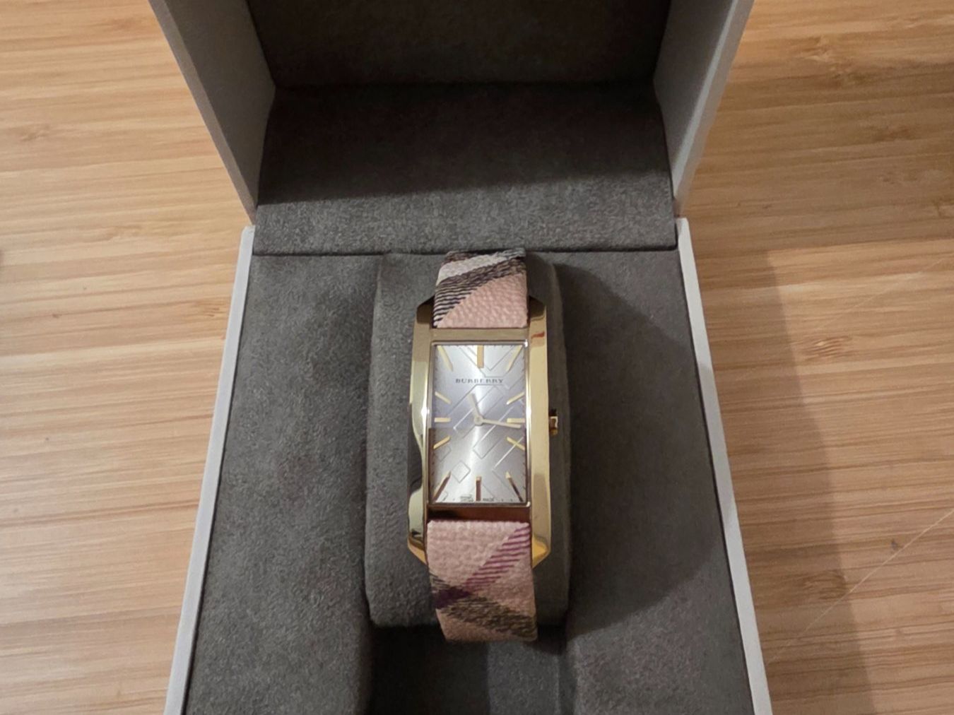 Burberry Orologi: Schöne BURBERRY Uhr – Usato da Langenthal venduto da tranl