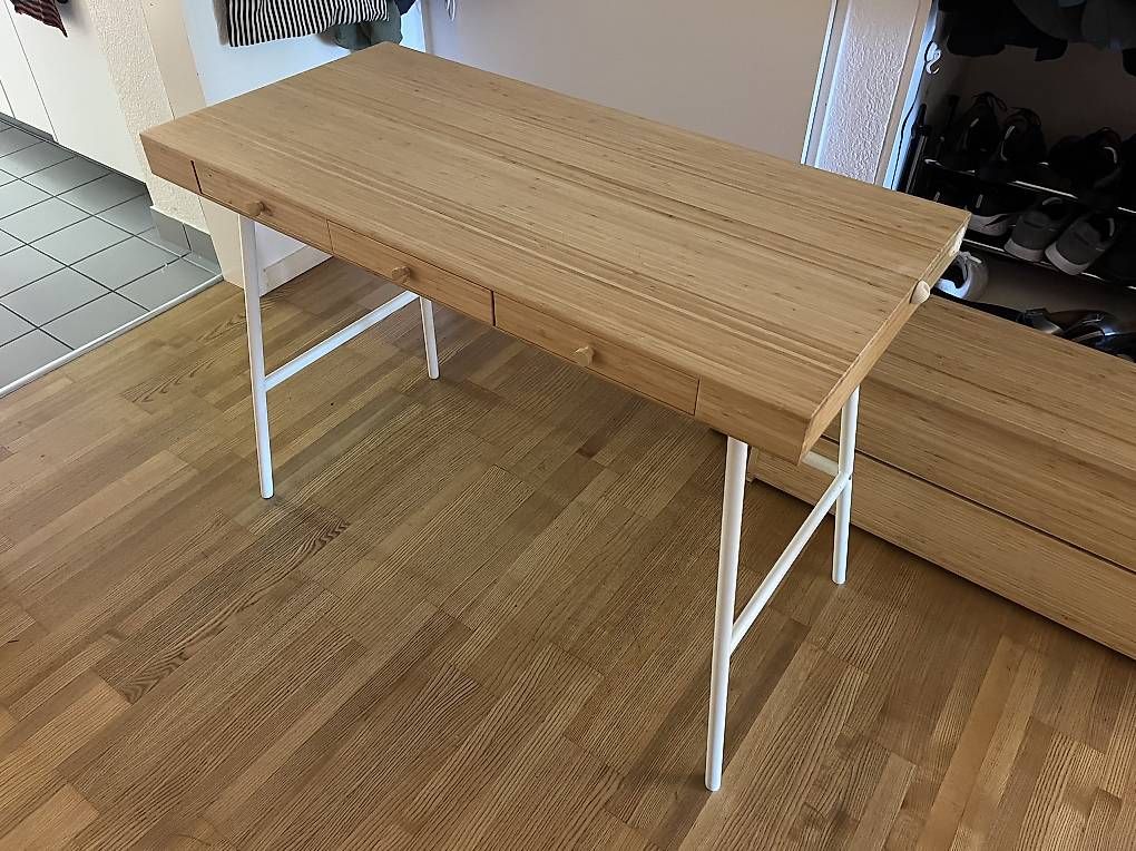 Ikea Scrivanie: IKEA Bürotisch klein aus Bambus – Usato da Bern venduto da ann_r8n2 1