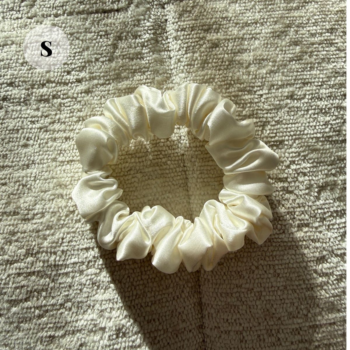 Accessori per capelli: 1# white 100% Mulberry Silk Scrunchie Size S - NEW! – Nuovo e nell'imballaggio originale da Winterthur venduto da LeLe0606