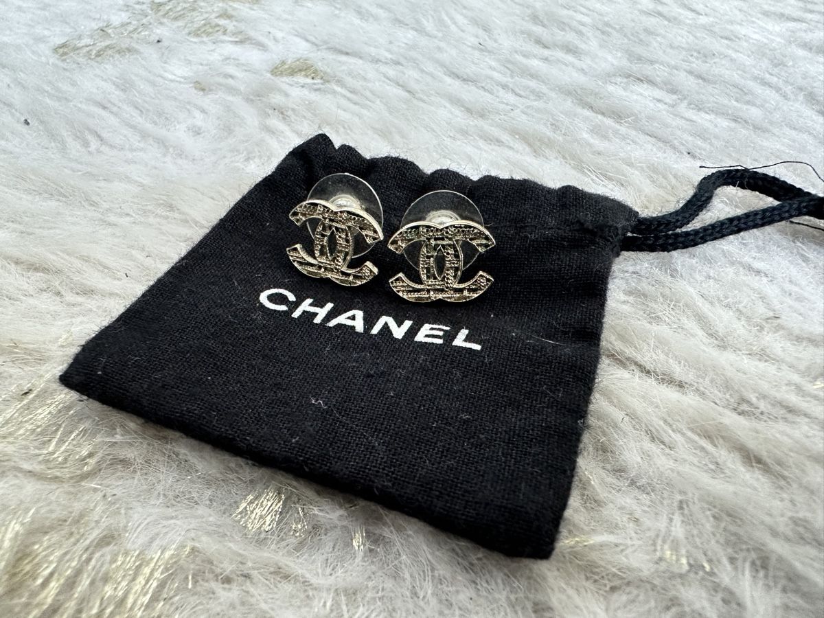Chanel Orecchini pendenti & Orecchini a lobo: CHANEL CC Mesh Gold Tone Stud Earrings – Usato da Wädenswil venduto da runwayhysteria
