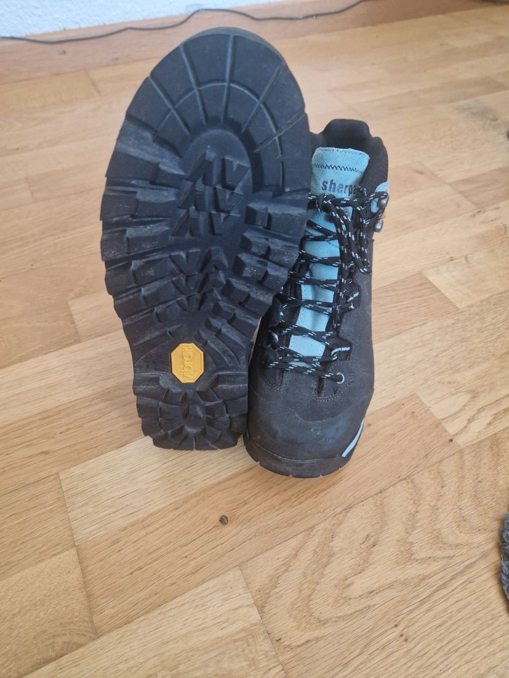 Sherpa Scarpe da donna: Wanderschuhe Sherpa Damen Grösse 40 neuwertig – Usato da Geroldswil venduto da BVODA 1