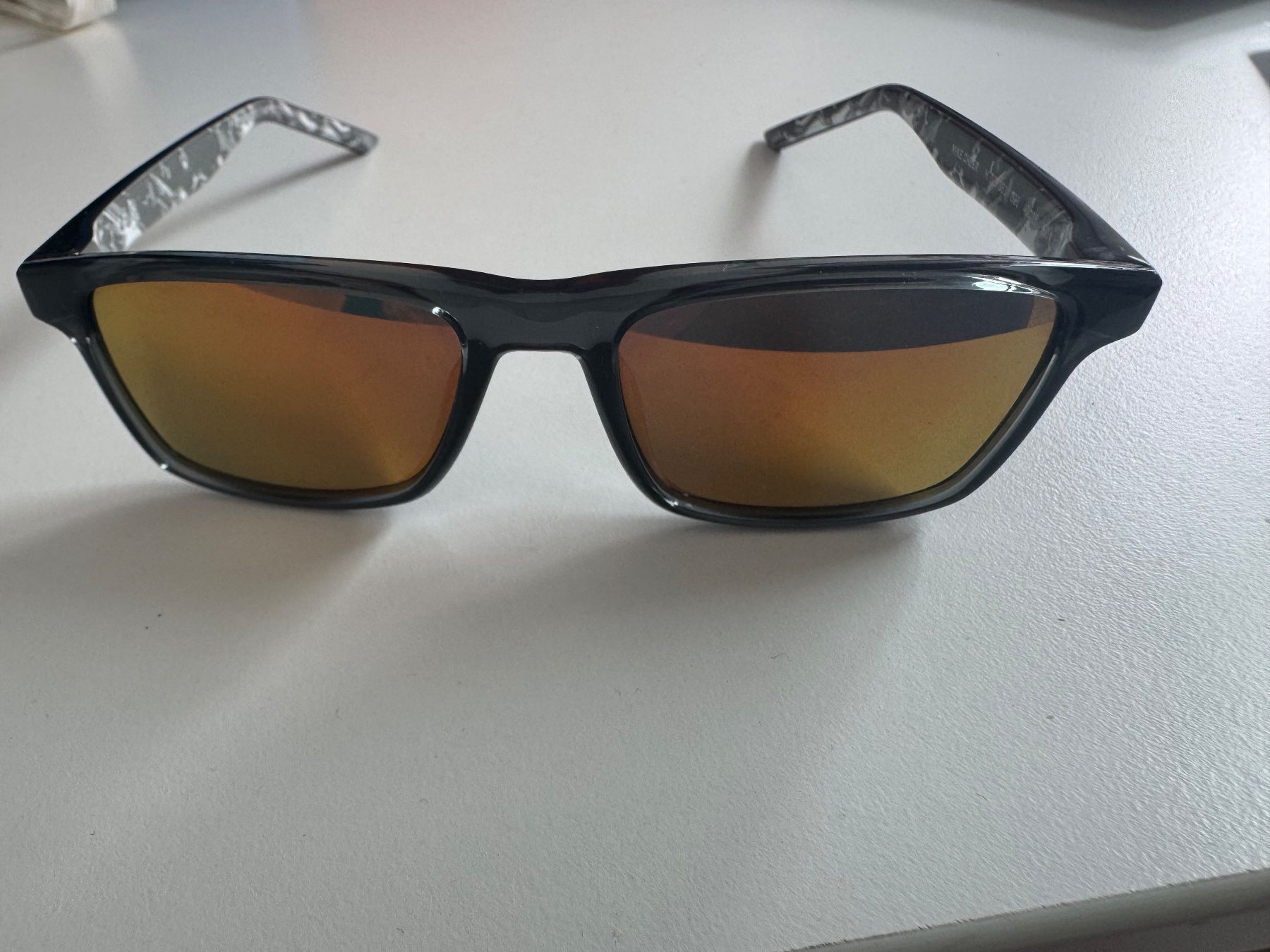 Nike Lunettes & Verres: Lunettes de soleil Nike Enfant – D'occasion à Chatelaine par lae_7h8n