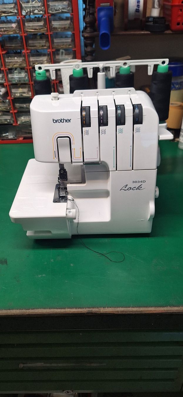 Brother Macchine da cucire: Brother overlock 3034 D mit Zubehör – Usato da Basel venduto da Meggesflomi 1