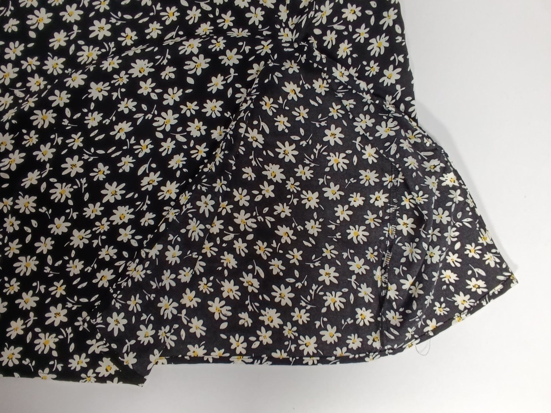 Shein Robes: Robe noire à fleurs taille S-M – D'occasion à Thielle par Plusvalue_Neuchatel 3