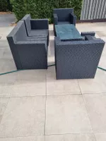 Salon de jardin en résine tressée noir avec table vitrée