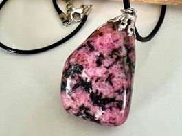 Prachtvoller Rhodochrosit-Anhänger in Silber mit Lederband