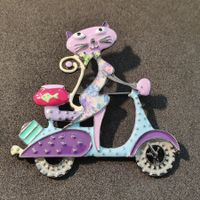 Box228 - Brosche Frau Katze auf dem Roller mit Fisch