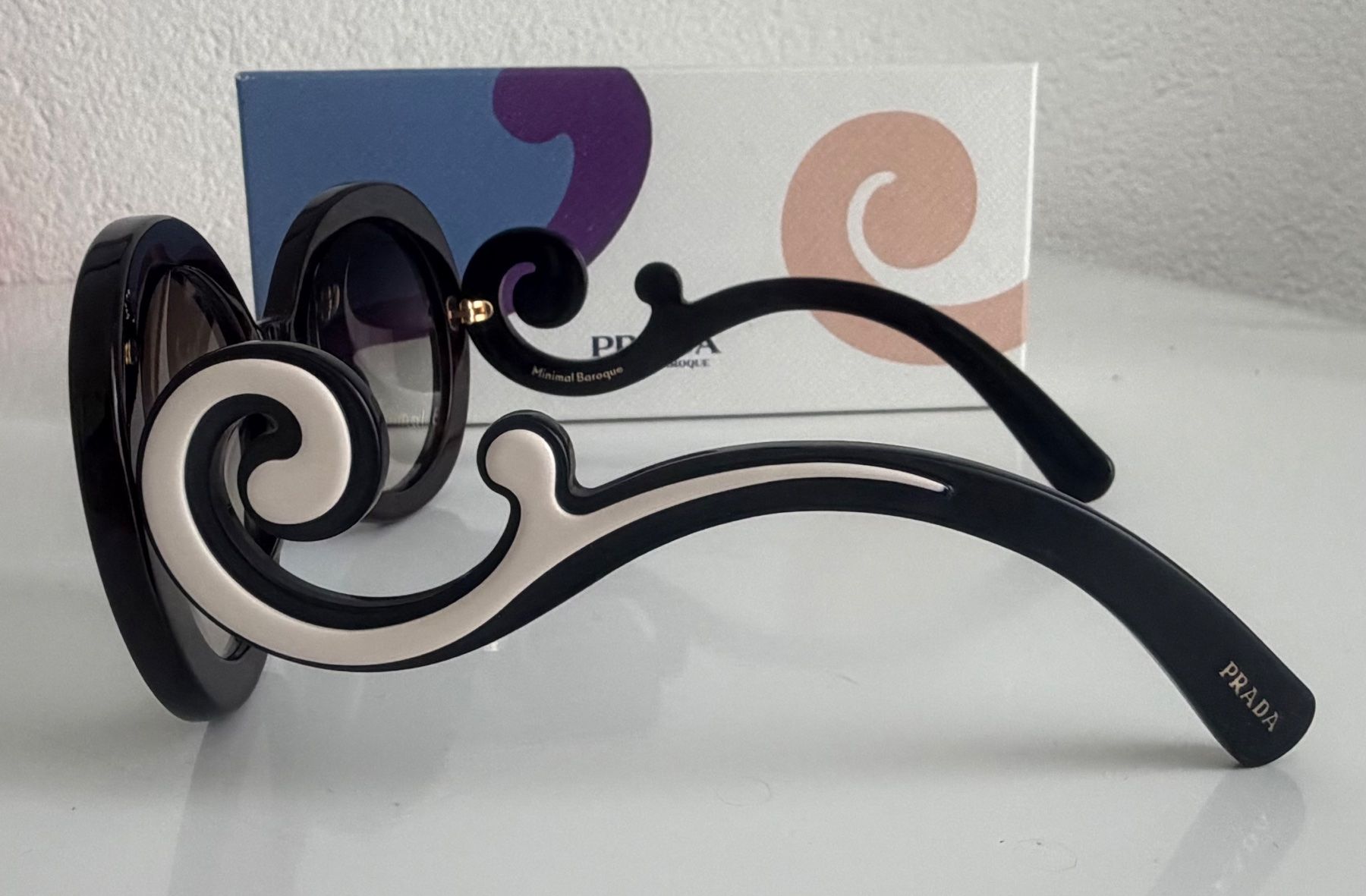 Prada Occhiali & Lenti: Lunettes de soleil PRADA Baroques – Nuovo (secondo la descrizione) da Tavannes venduto da tacha2503