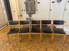 5 Vintage Stühle Holz mit Kunstleder & Ziernägeln 