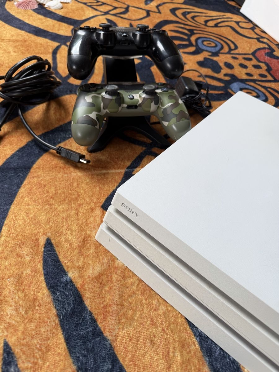 Sony Console: Weisse Playstation 4 Pro mit 2 Controller + Zubehör! – Usato da Hombrechtikon venduto da mar_fbp2 5